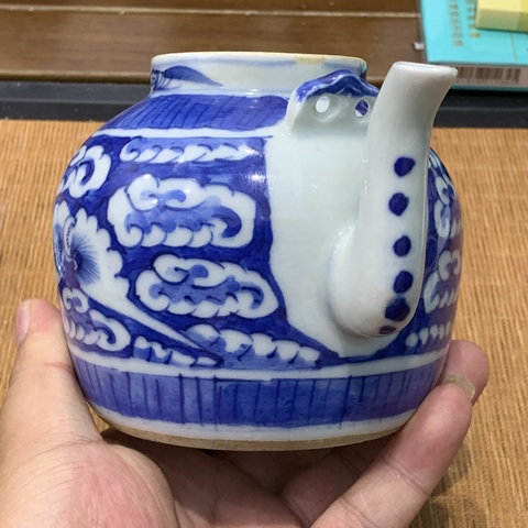 古玩陶瓷青花云蝠紋茶壺真品鑒賞圖