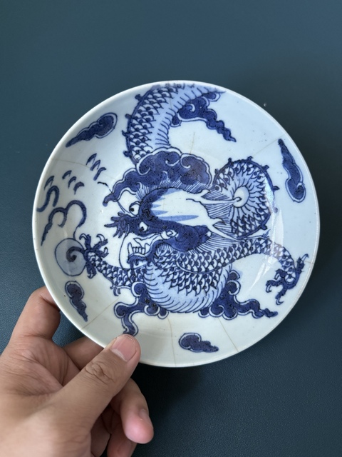 古玩陶瓷過墻龍紋青花盤真品鑒賞圖