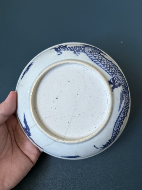 古玩陶瓷過墻龍紋青花盤真品鑒賞圖