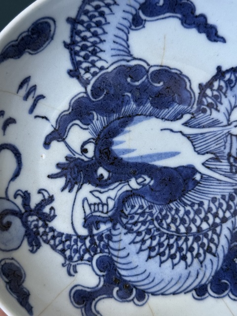 古玩陶瓷過墻龍紋青花盤真品鑒賞圖