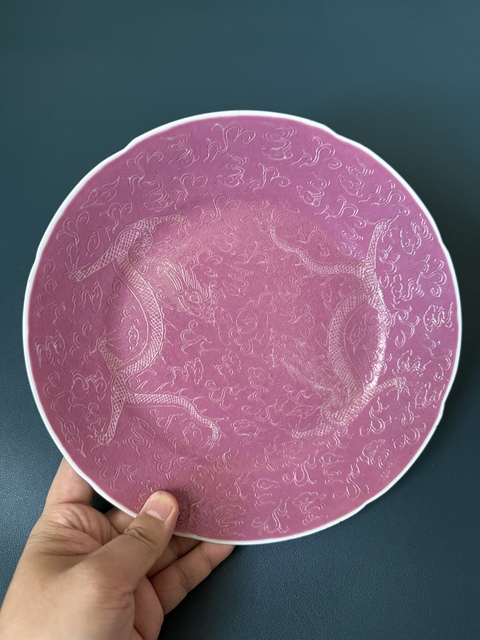 古玩陶瓷胭脂紅釉軋道龍紋盤真品鑒賞圖