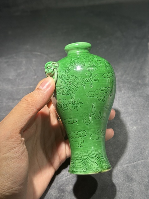 古玩陶瓷雙鋪首綠釉龍紋梅瓶真品鑒賞圖