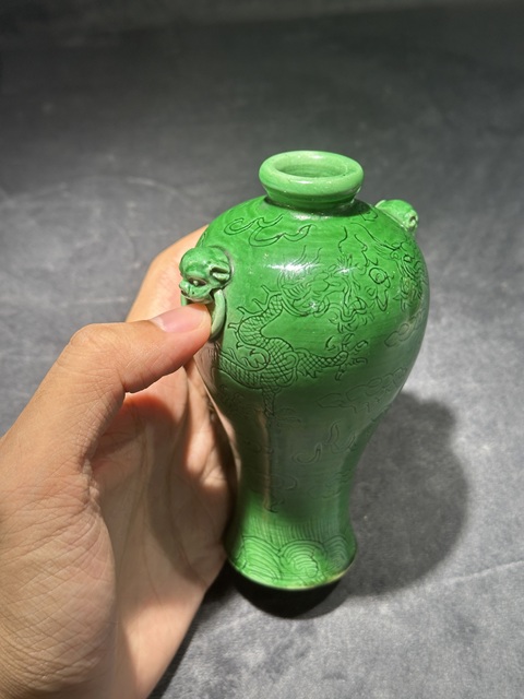 古玩陶瓷雙鋪首綠釉龍紋梅瓶真品鑒賞圖