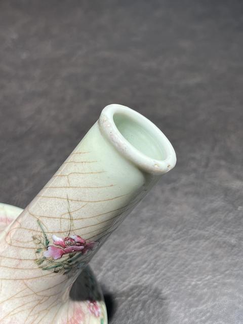 古玩陶瓷郎紅釉加彩花卉紋長頸瓶真品鑒賞圖