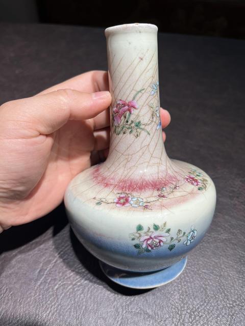 古玩陶瓷郎紅釉加彩花卉紋長頸瓶真品鑒賞圖