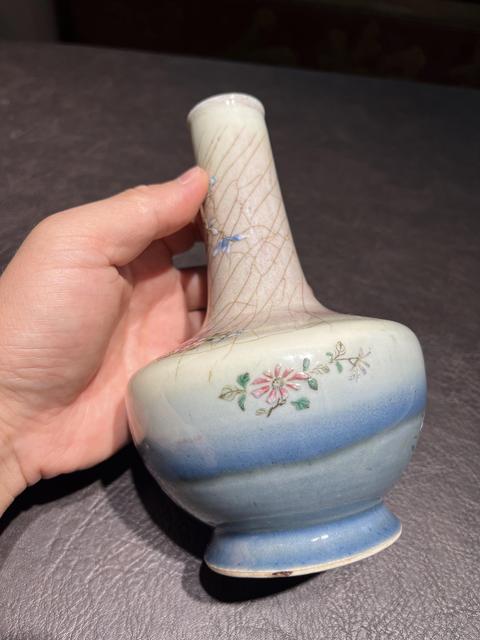 古玩陶瓷郎紅釉加彩花卉紋長頸瓶真品鑒賞圖