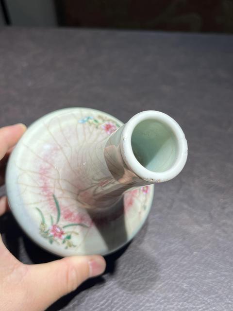 古玩陶瓷郎紅釉加彩花卉紋長頸瓶真品鑒賞圖
