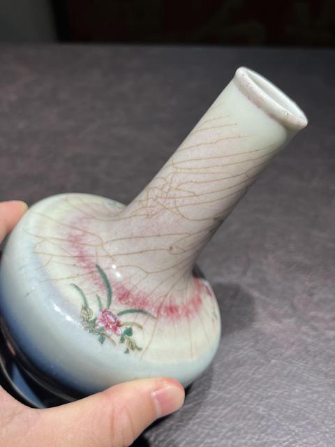 古玩陶瓷郎紅釉加彩花卉紋長頸瓶真品鑒賞圖