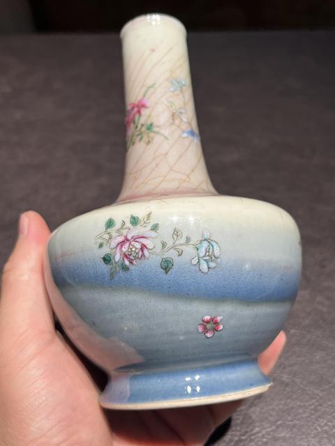古玩陶瓷郎紅釉加彩花卉紋長頸瓶真品鑒賞圖