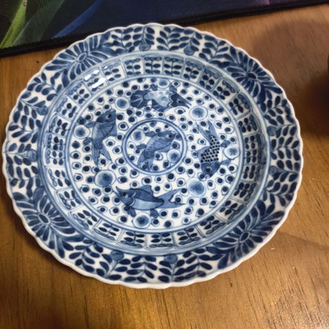 古玩陶瓷魚藻紋青花杯盤真品鑒賞圖