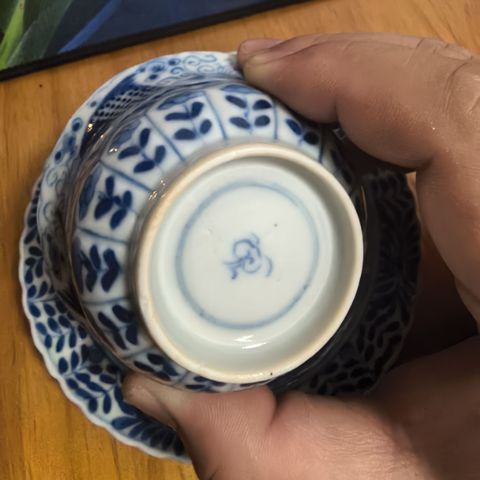 古玩陶瓷魚藻紋青花杯盤真品鑒賞圖