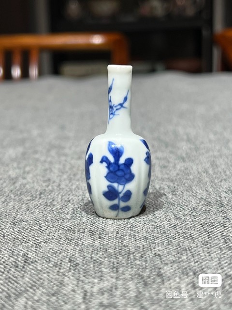 古玩陶瓷花卉紋青花瓶真品鑒賞圖