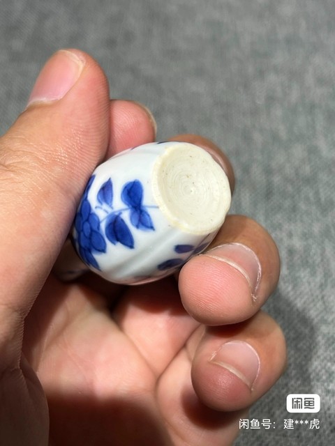 古玩陶瓷花卉紋青花瓶真品鑒賞圖