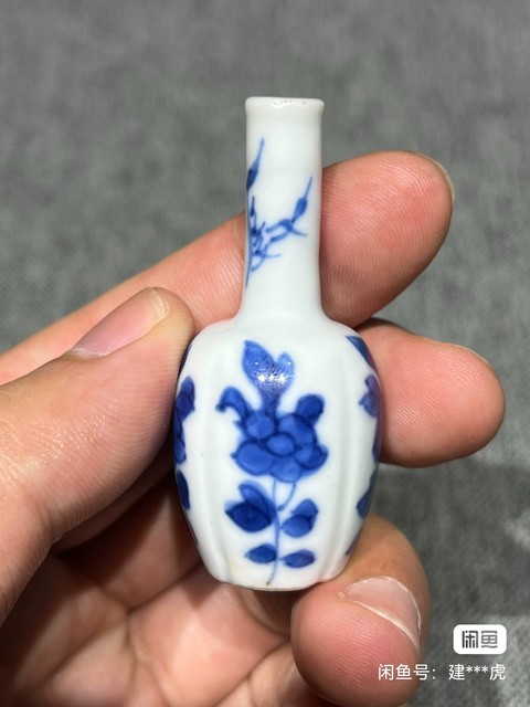 古玩陶瓷花卉紋青花瓶真品鑒賞圖