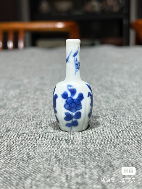 古玩陶瓷花卉紋青花瓶真品鑒賞圖