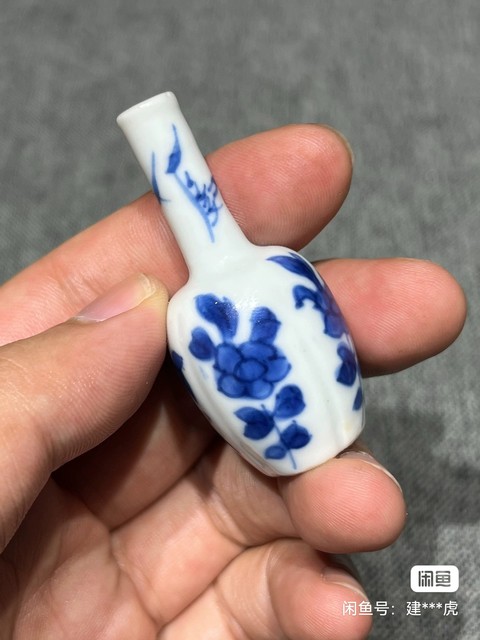 古玩陶瓷花卉紋青花瓶真品鑒賞圖