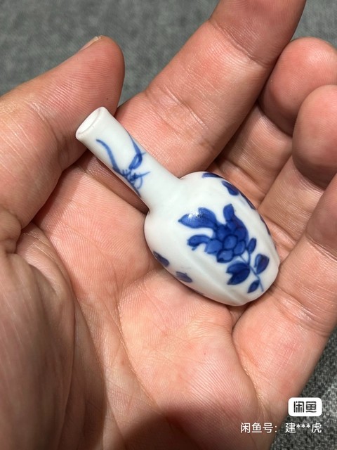 古玩陶瓷花卉紋青花瓶真品鑒賞圖