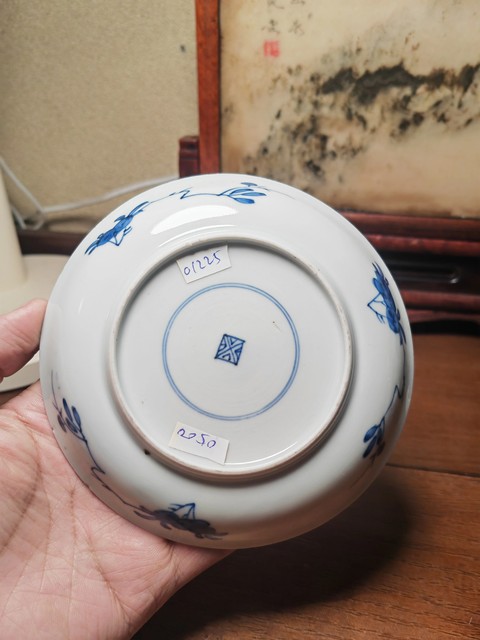 古玩陶瓷花卉紋青花盤真品鑒賞圖