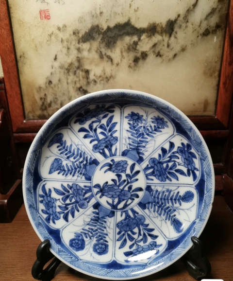 古玩陶瓷花卉紋青花盤真品鑒賞圖