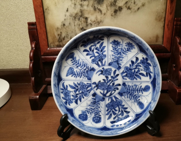古玩陶瓷花卉紋青花盤真品鑒賞圖