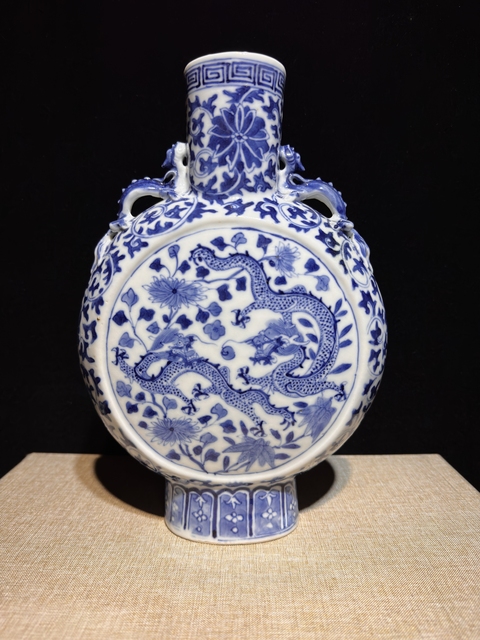 古玩陶瓷青花趕珠龍紋抱月瓶真品鑒賞圖