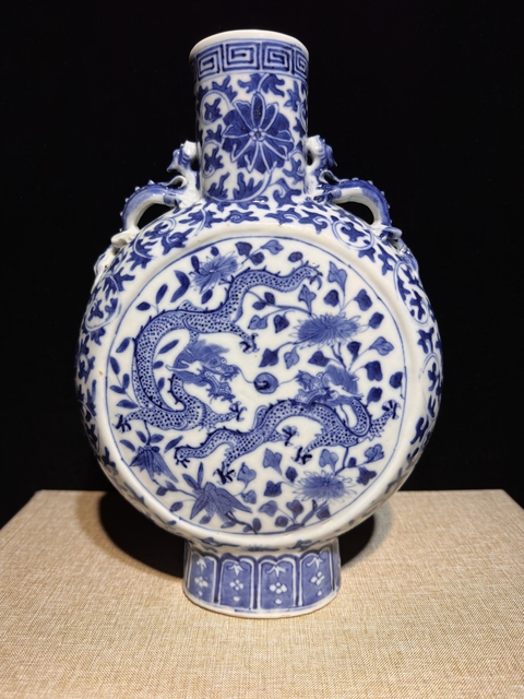 古玩陶瓷青花趕珠龍紋抱月瓶真品鑒賞圖