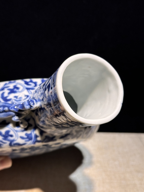 古玩陶瓷青花趕珠龍紋抱月瓶真品鑒賞圖