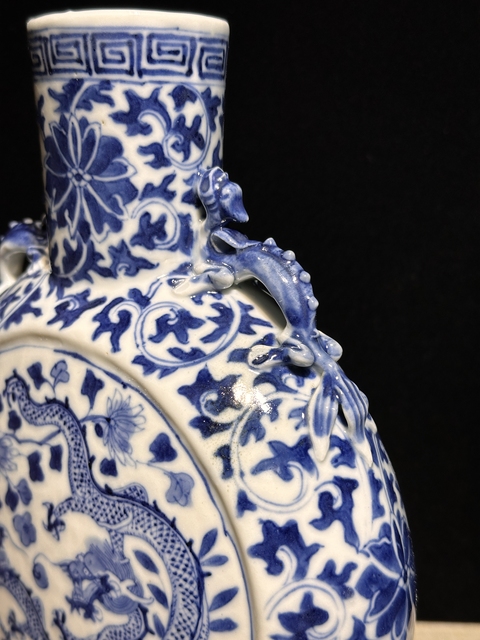 古玩陶瓷青花趕珠龍紋抱月瓶真品鑒賞圖
