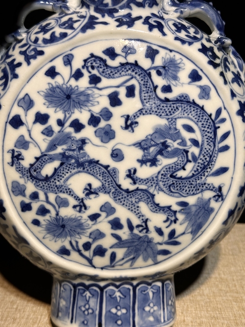 古玩陶瓷青花趕珠龍紋抱月瓶真品鑒賞圖