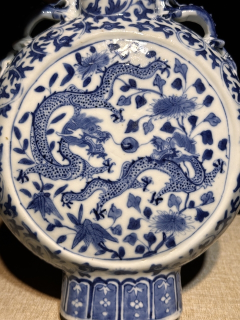 古玩陶瓷青花趕珠龍紋抱月瓶真品鑒賞圖