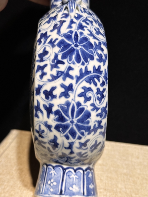 古玩陶瓷青花趕珠龍紋抱月瓶真品鑒賞圖