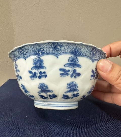 古玩陶瓷青花花卉紋模印碗真品鑒賞圖