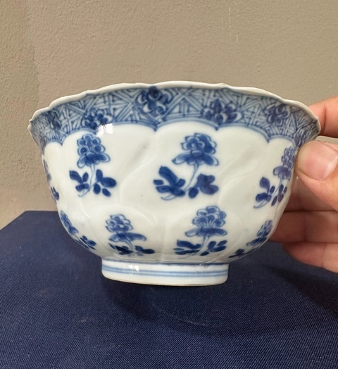 古玩陶瓷青花花卉紋模印碗真品鑒賞圖