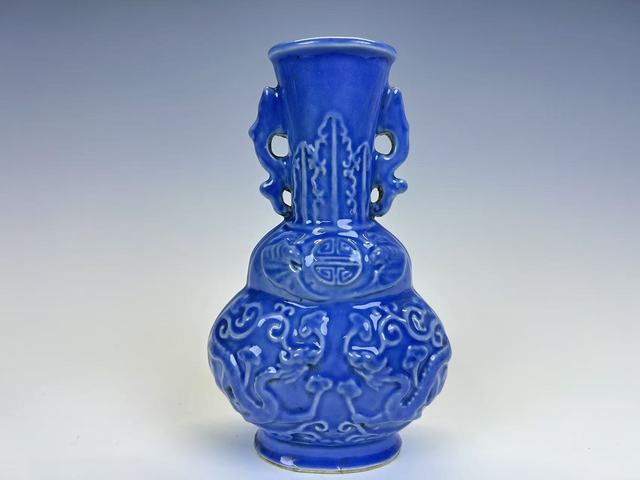 古玩陶瓷晚清·藍(lán)釉香草龍紋瓶拍賣，當(dāng)前價(jià)格188元