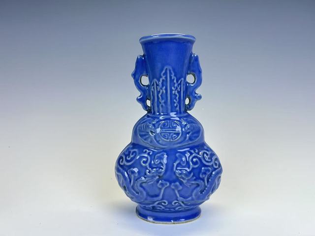 古玩陶瓷晚清·藍(lán)釉香草龍紋瓶拍賣，當(dāng)前價(jià)格188元