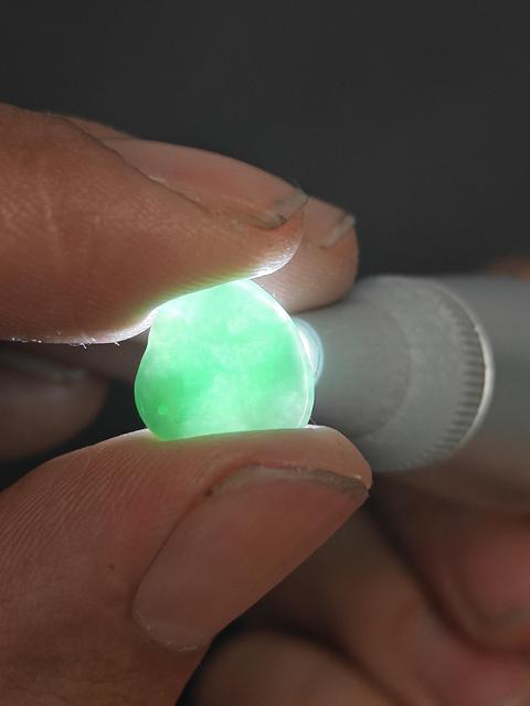 古玩玉器天然翡翠“佛公”掛件拍賣，當前價格1元