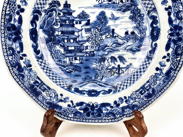 古玩陶瓷清乾隆·青花山水樓閣人物八方盤拍賣，當前價格0元