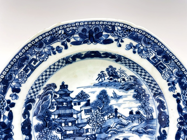 古玩陶瓷清乾隆·青花山水樓閣人物八方盤拍賣，當前價格0元