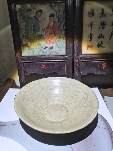 古玩陶瓷青釉刻花斗笠碗真品鑒賞圖