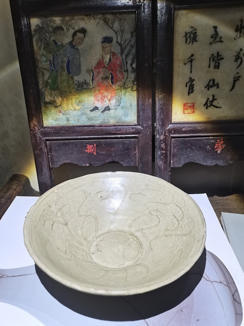 古玩陶瓷青釉刻花斗笠碗真品鑒賞圖