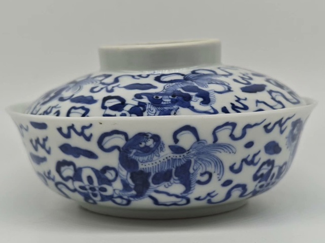 古玩陶瓷青花獅紋蓋碗，模糊，偏老真品鑒賞圖