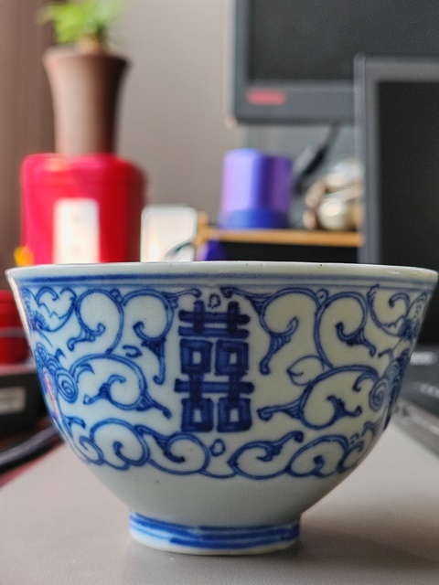 古玩陶瓷纏枝花囍字紋青花壓手杯真品鑒賞圖