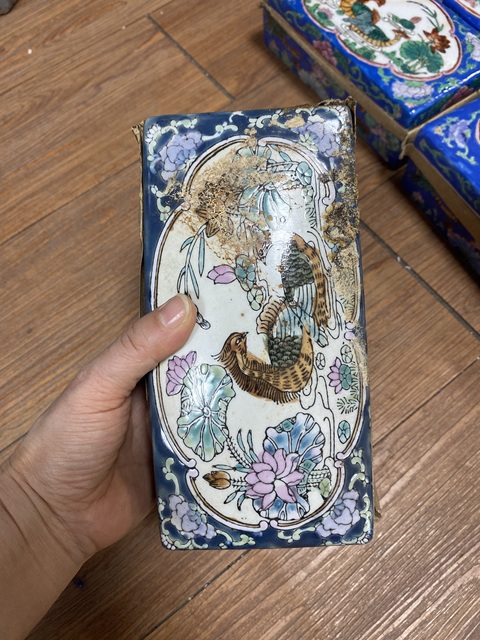 古玩陶瓷花鳥(niǎo)紋蓋盒真品鑒賞圖