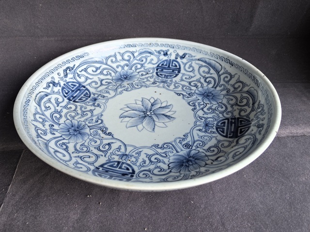古玩陶瓷新仿清中期青花纏枝蓮紋盤真品鑒賞圖