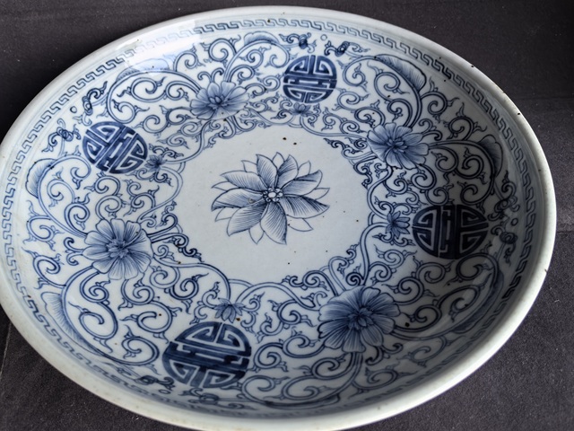 古玩陶瓷新仿清中期青花纏枝蓮紋盤真品鑒賞圖
