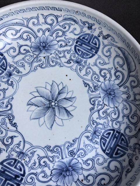 古玩陶瓷新仿清中期青花纏枝蓮紋盤真品鑒賞圖