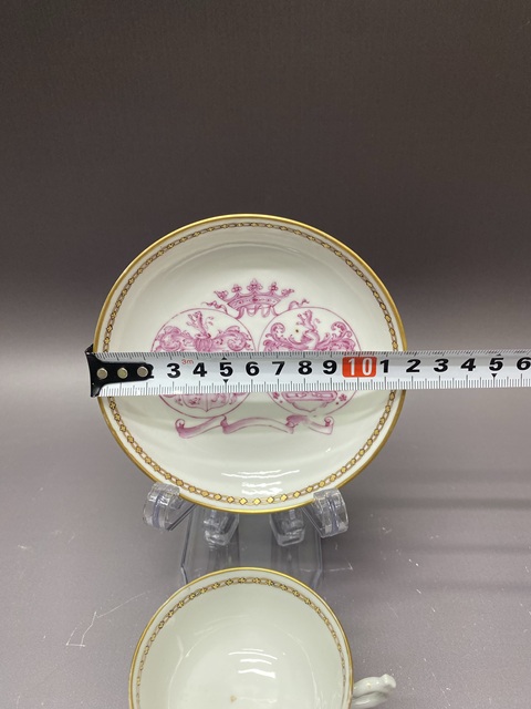 古玩陶瓷貴族·清乾隆胭脂紅徽章瓷·杯碟拍賣，當前價格3200元