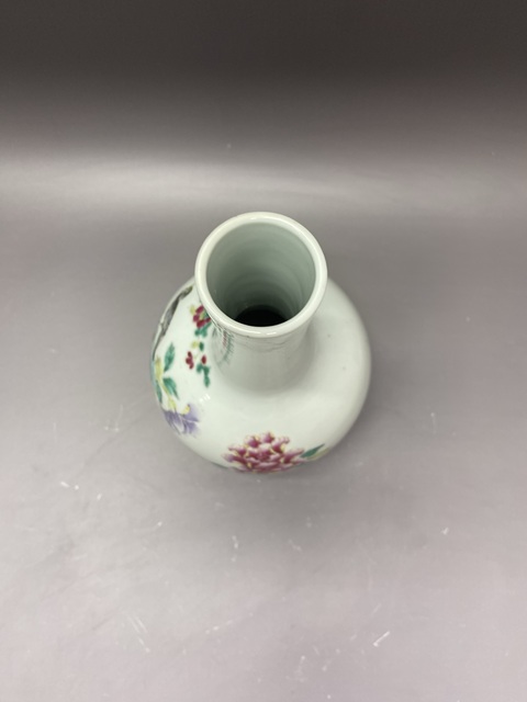 古玩陶瓷花鳥紋粉彩天球瓶真品鑒賞圖