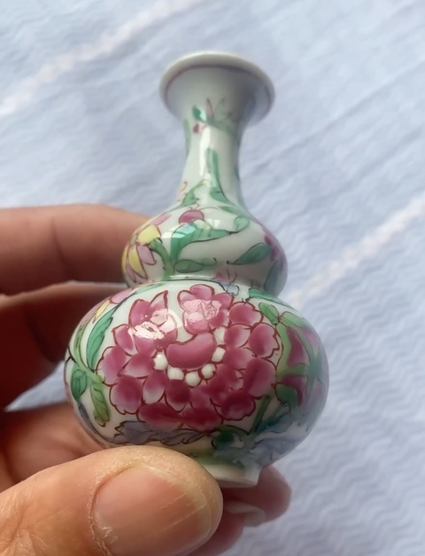 古玩陶瓷粉彩花卉紋葫蘆瓶真品鑒賞圖
