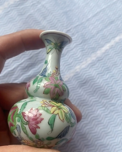 古玩陶瓷粉彩花卉紋葫蘆瓶真品鑒賞圖